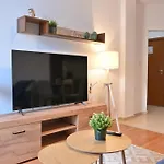 Апартамент Cozy Flat With Pool & Mountain Views, Near Gondola By Flat Mаnаger Банско
